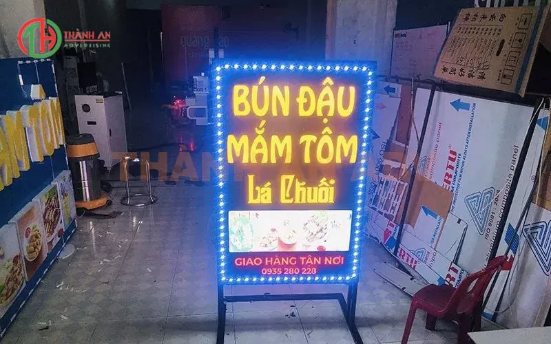 Bảng hiệu của quán bún đậu Hương Béo