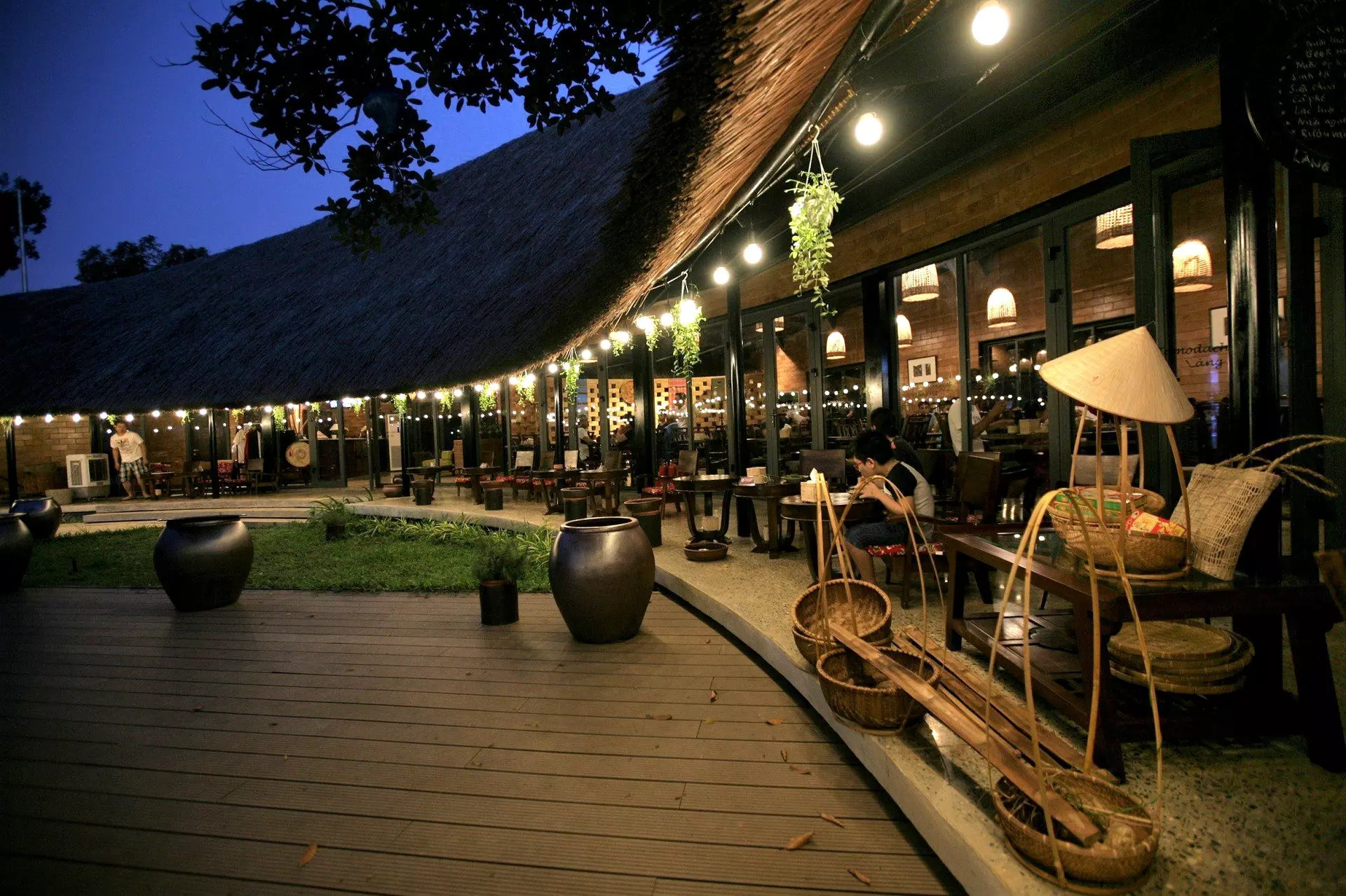 Du khách trải nghiệm khung cảnh nên thơ về đêm ở làng Mít, xã Cổ Đông.