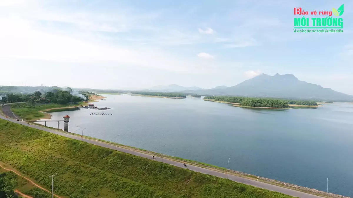 Với lợi thế sẵn có, hồ Suối Hai đang trở thành một điểm du lịch cực kỳ tiềm năng của huyện Ba Vì (Hà Nội) trong thời gian tới.