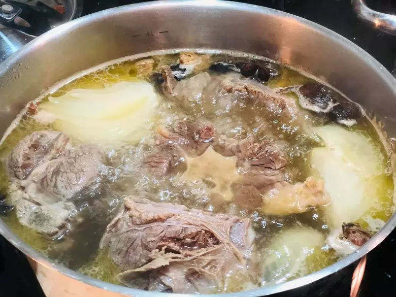 Cách nấu nước dùng ngon từ xương bò
