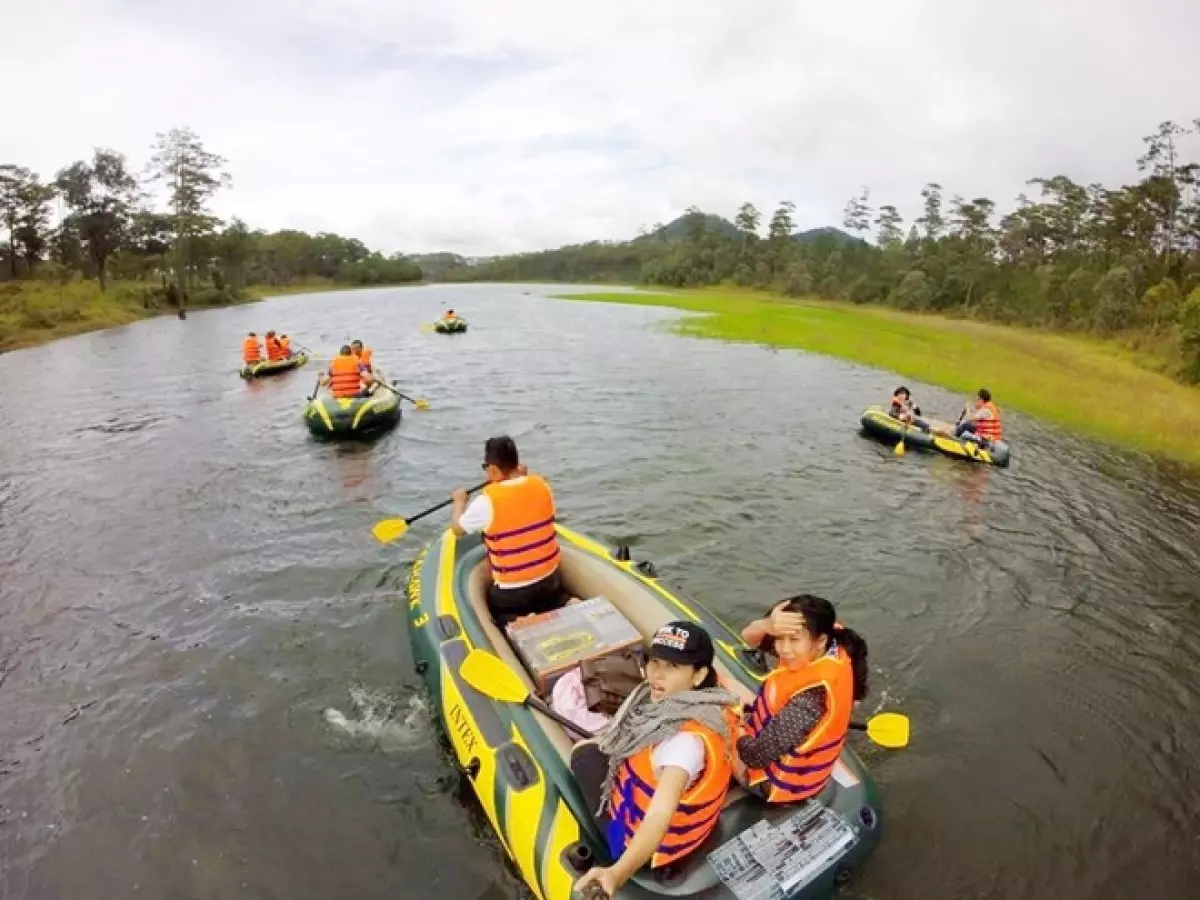 Tour chèo thuyền ngắm lá Phong trên hồ Tuyền Lâm Đà Lạt