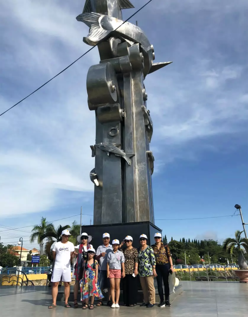 Tượng đài cá Ba Sa Châu Đốc - Tour miền tây 3 ngày 2 đêm