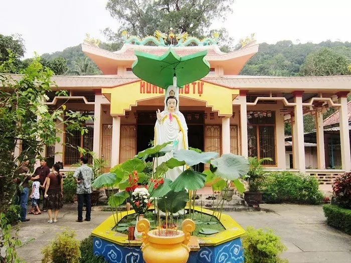 Bức tượng Phật Quan Âm tại Chùa Sư Muôn