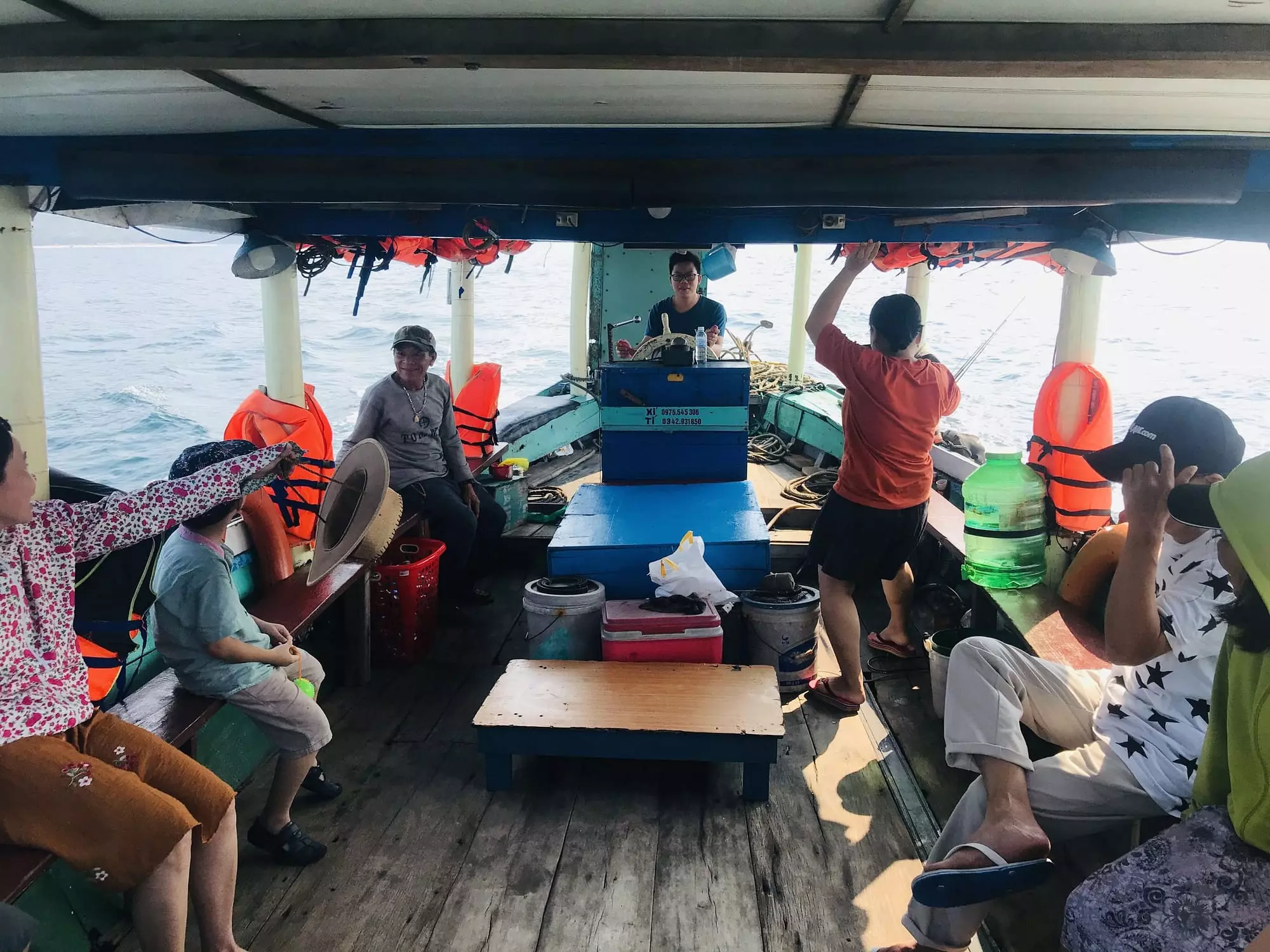 Phương tiện tàu gỗ khi đi tour câu cá Cù Lao Chàm