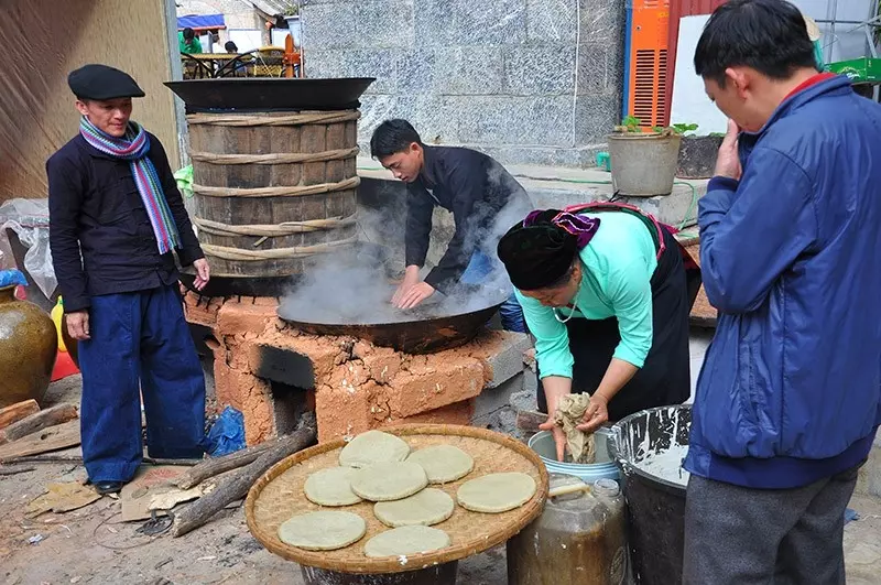 Thưởng thức bánh Tam Giác Mạch