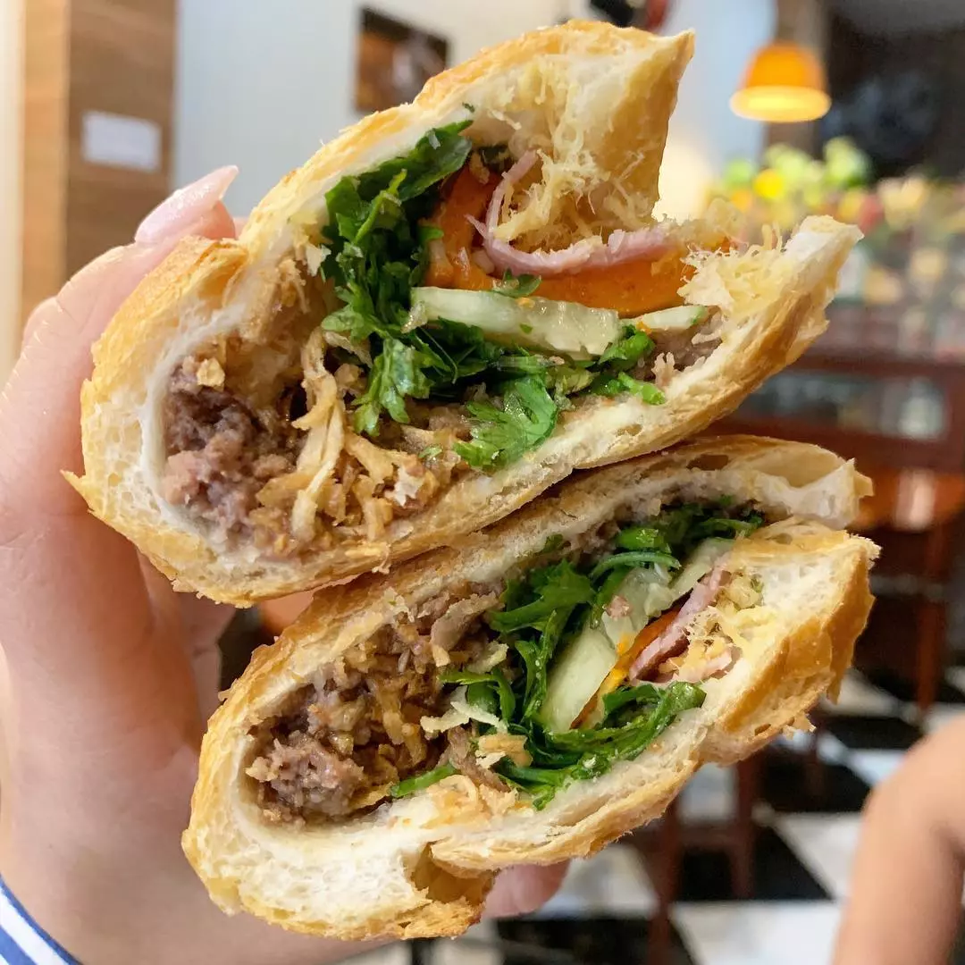 Bánh mì Chả Cá- món ngon phố cổ