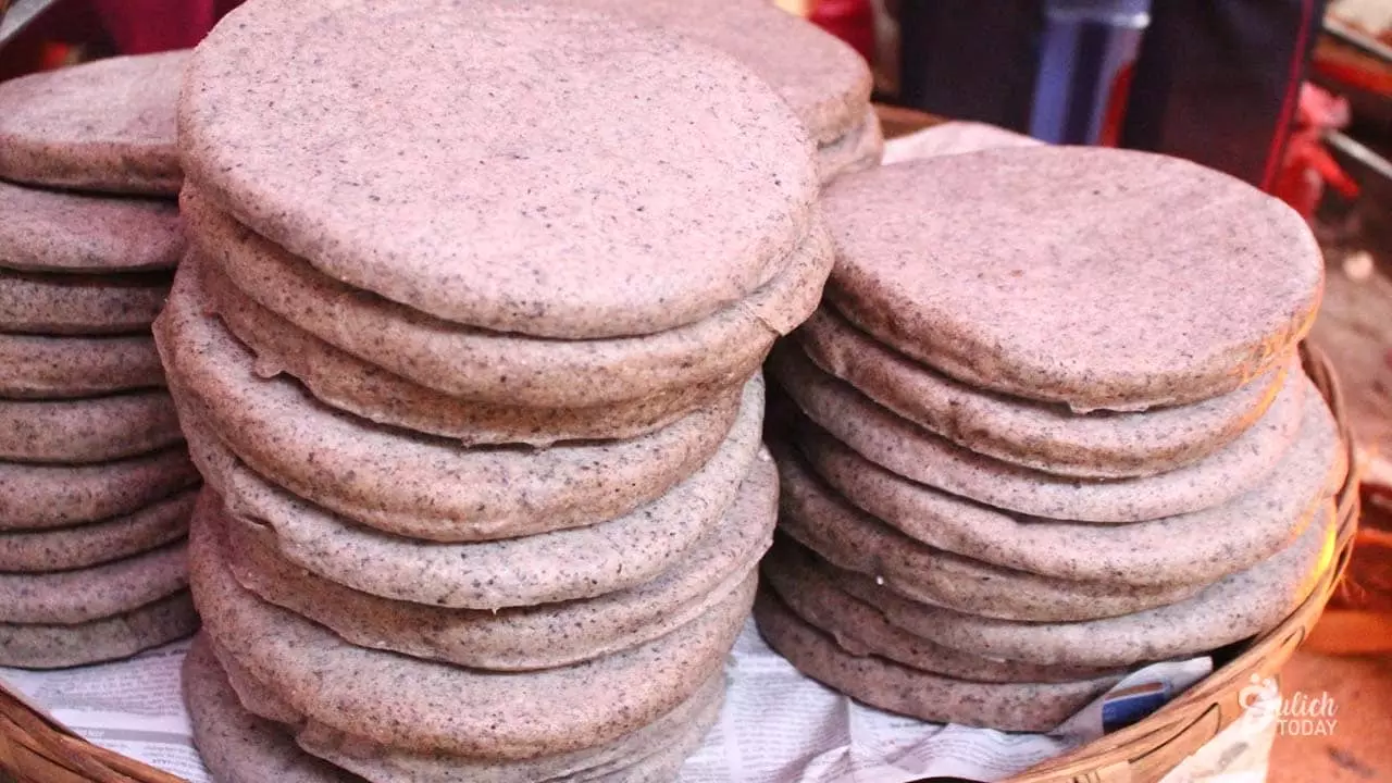 Bánh tam giác mạch - món ăn tiêu biểu được làm từ hạt tam giác mạch được bán khắp Hà Giang tháng 12