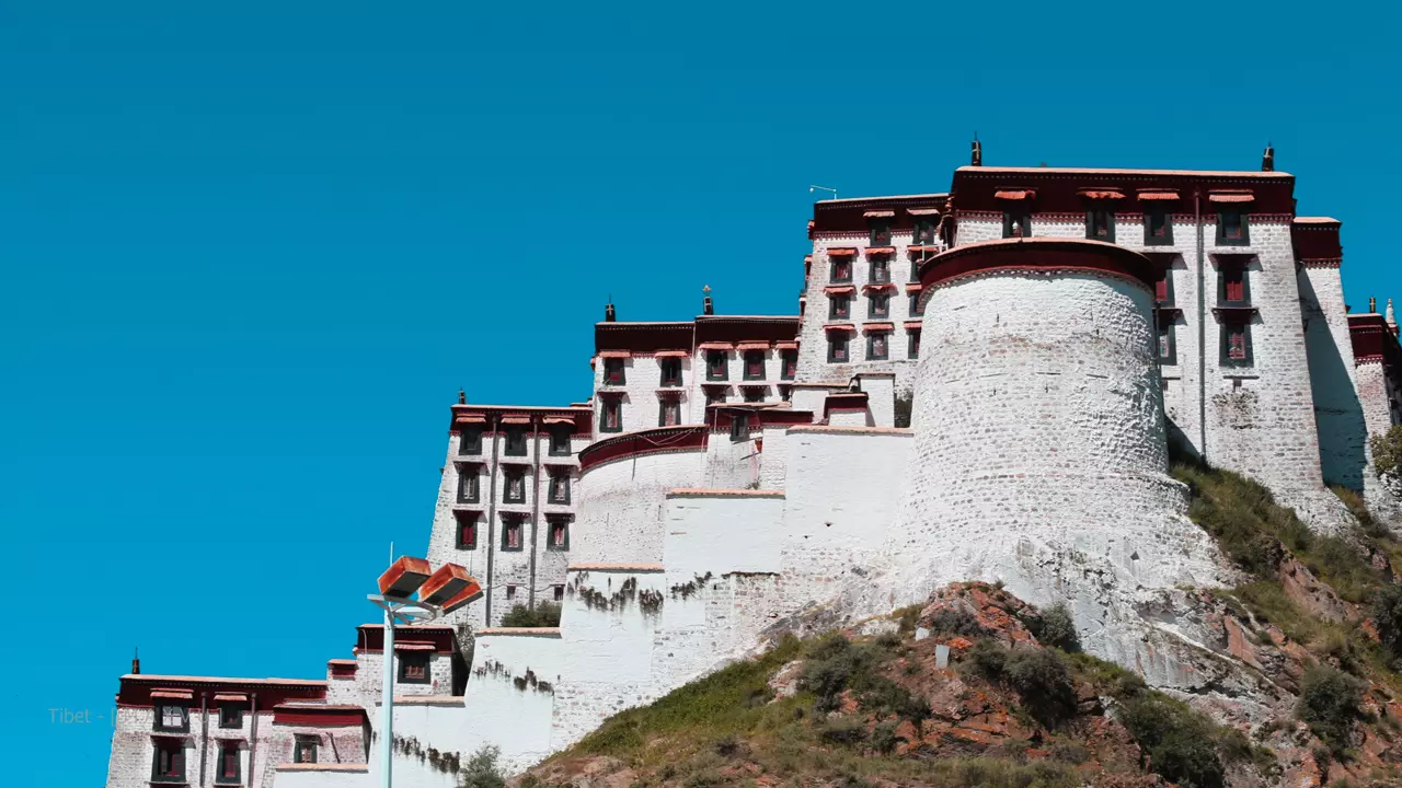 Cung điện Potala nhìn từ xa