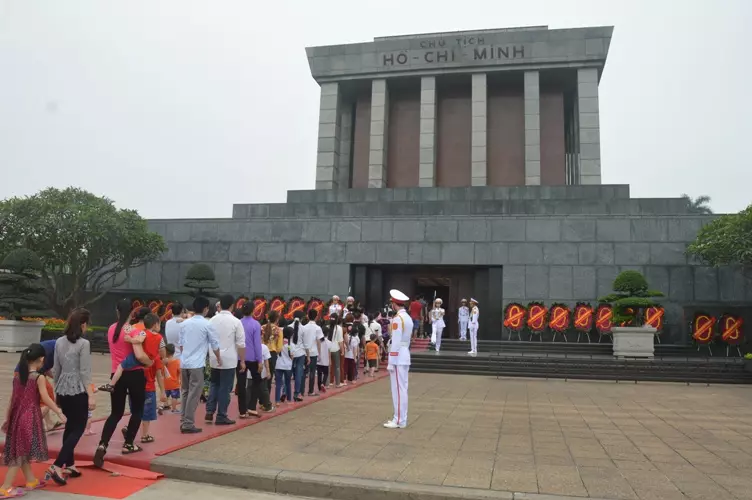 Du khách xếp hàng vào thăm lăng Chủ tịch Hồ Chí Minh