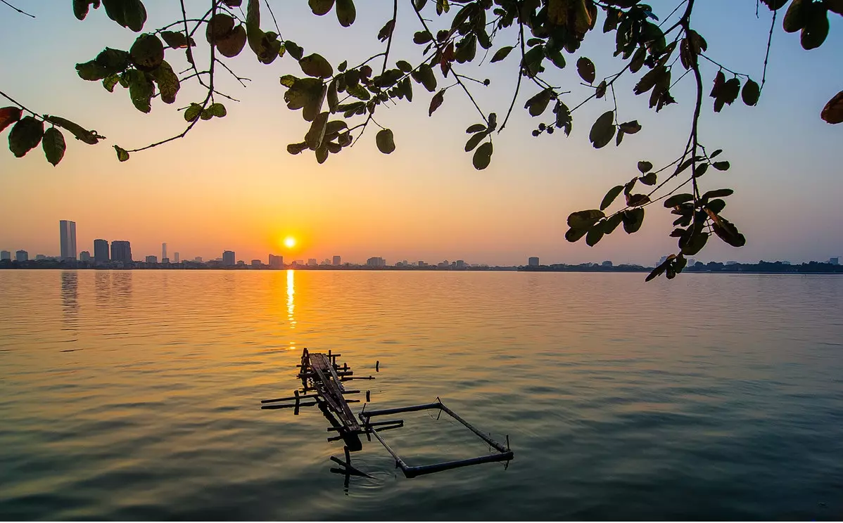 Khoảnh khắc hoàng hôn trên hồ Tây Hà Nội