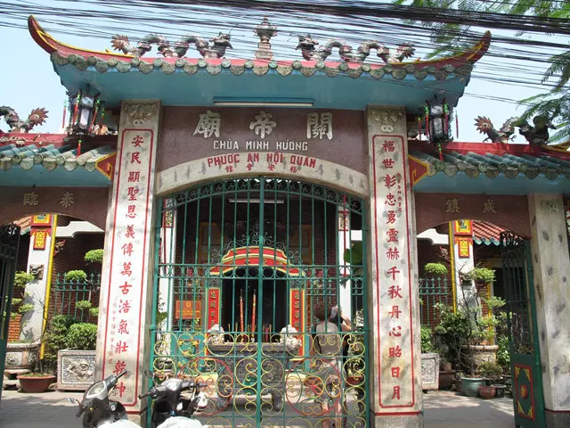 Cổng tam quan chùa