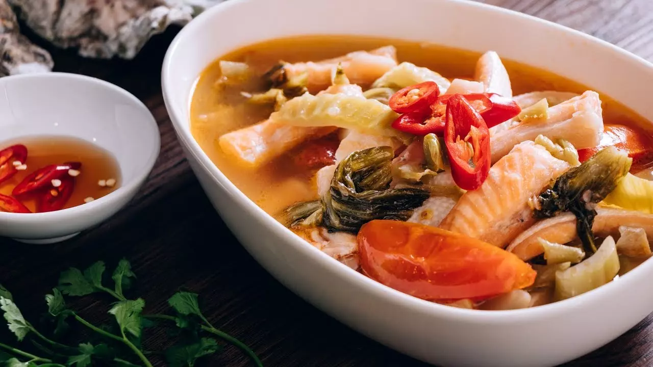 lườn cá hồi nấu canh chua