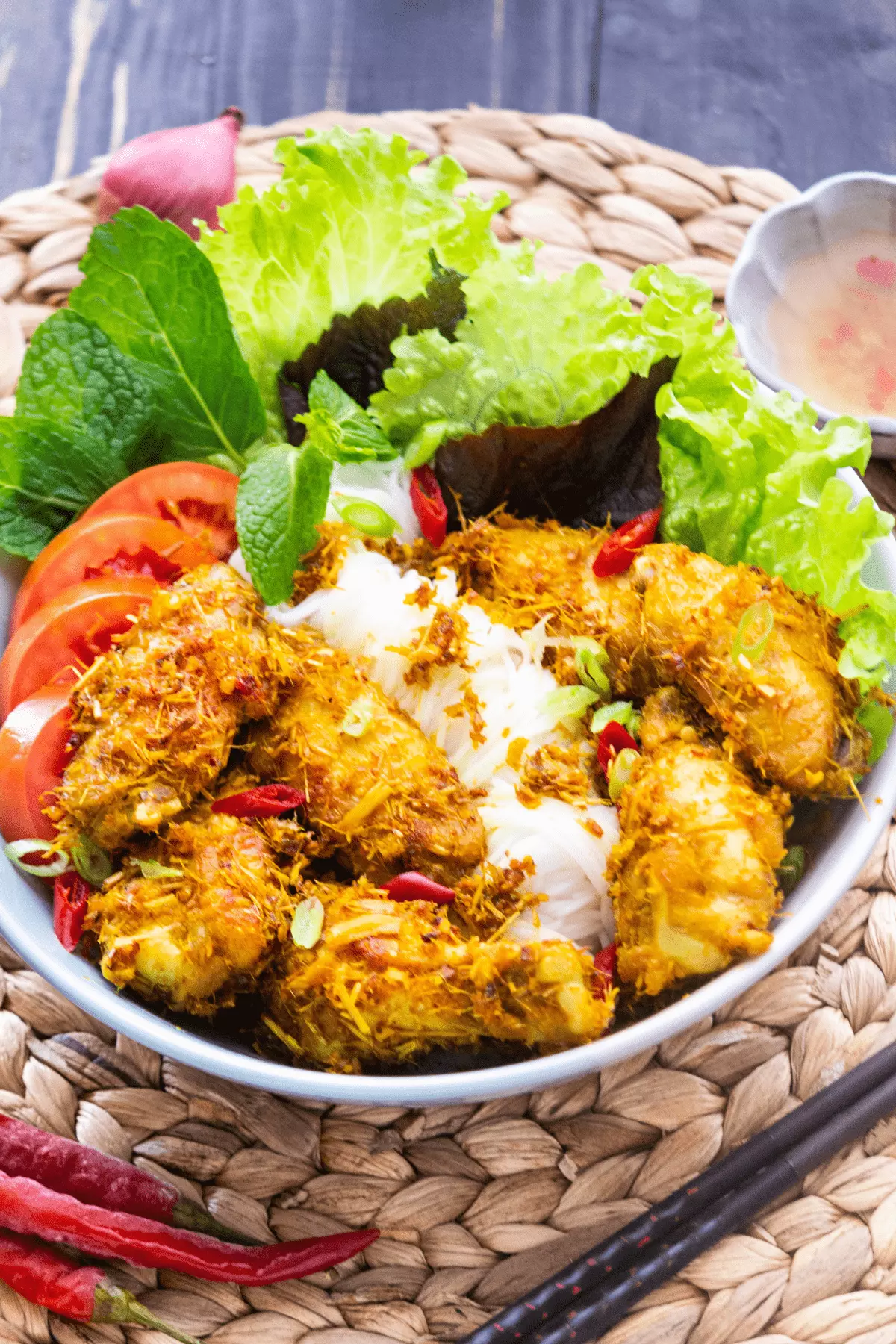 Gà Xào Sả Ớt in a noodle bowl with salad.