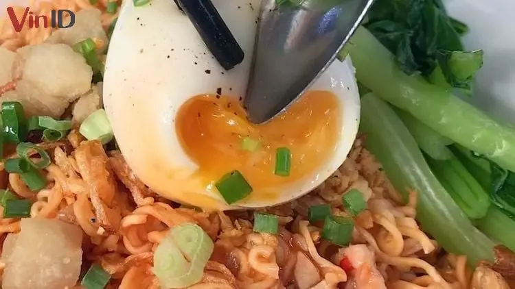 Làm nước mì cay đơn giản từ kim chi