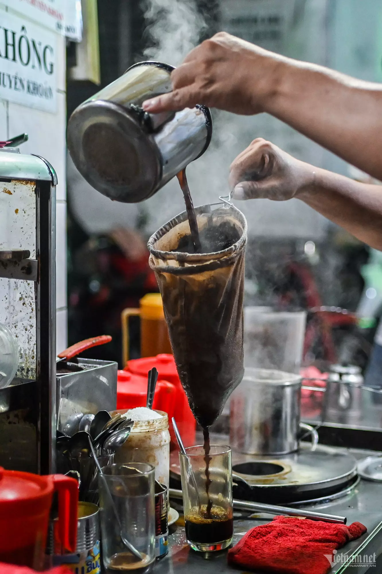 Một cách không hoa mỹ, cà phê vỉa hè là “đạo” của phần nhiều thị dân