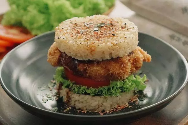 Hamburger từ cơm nguội