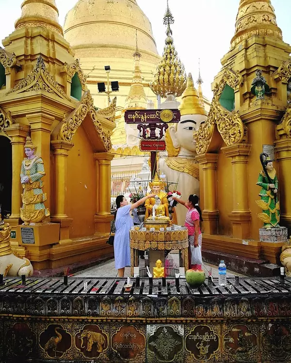 Cảnh cúng dường ở chùa vàng Shwedagon.