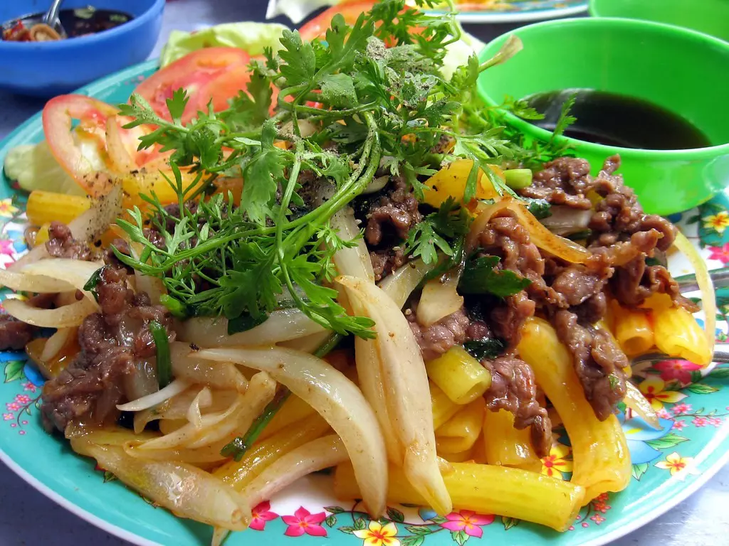 Nui xào bò và trứng