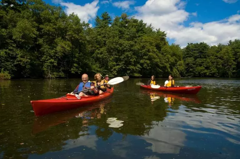 Chèo thuyền kayak dọc theo sông Cửa Cạn để ngắm vườn cây thơ mộng, làng chài yên bình