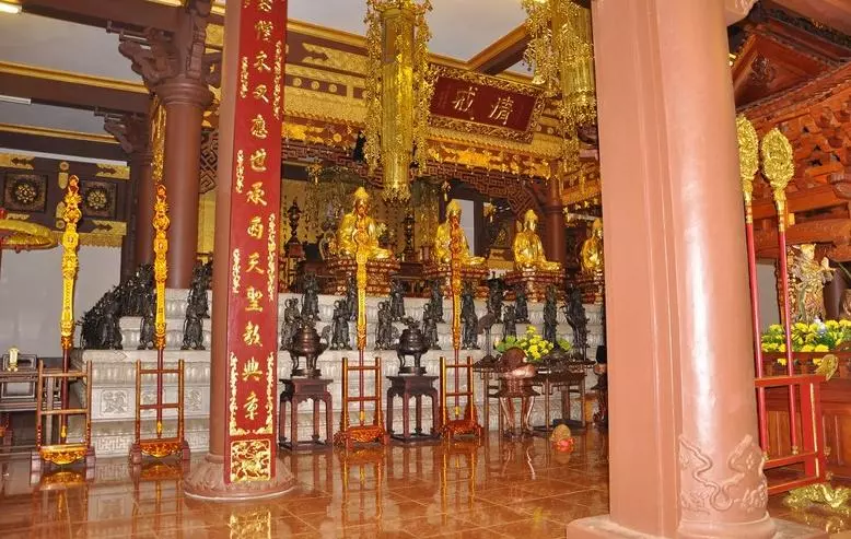 Bên trong chánh điện.