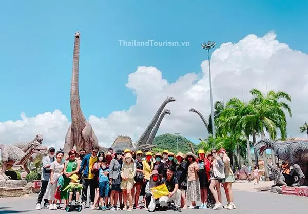 Tour du lịch Thái Lan nong nooch xe điện tham quan