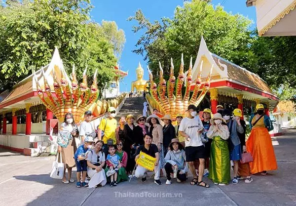 tour thái lan đoàn chụp hình tại tượng phật lớn Wat Phra Yai