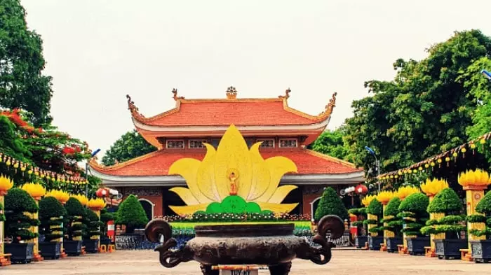 Cổng chùa Hoằng Pháp