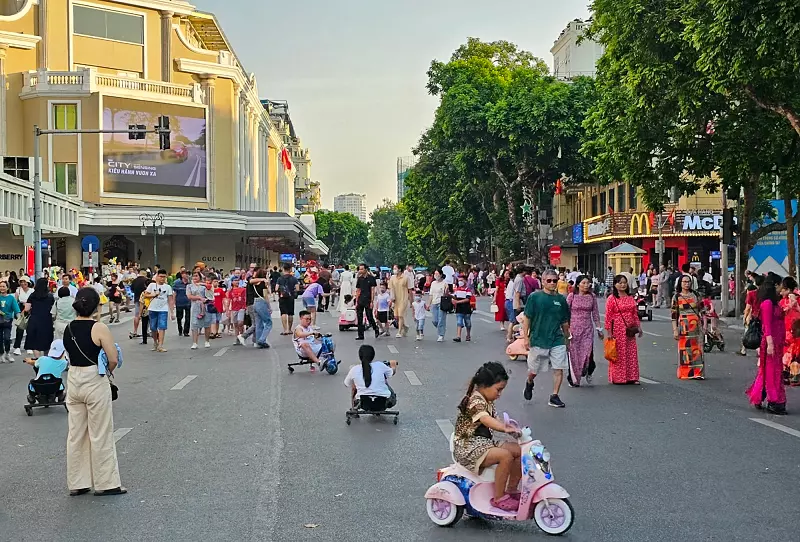 Cho bé đi vui chơi quanh hồ Gươm