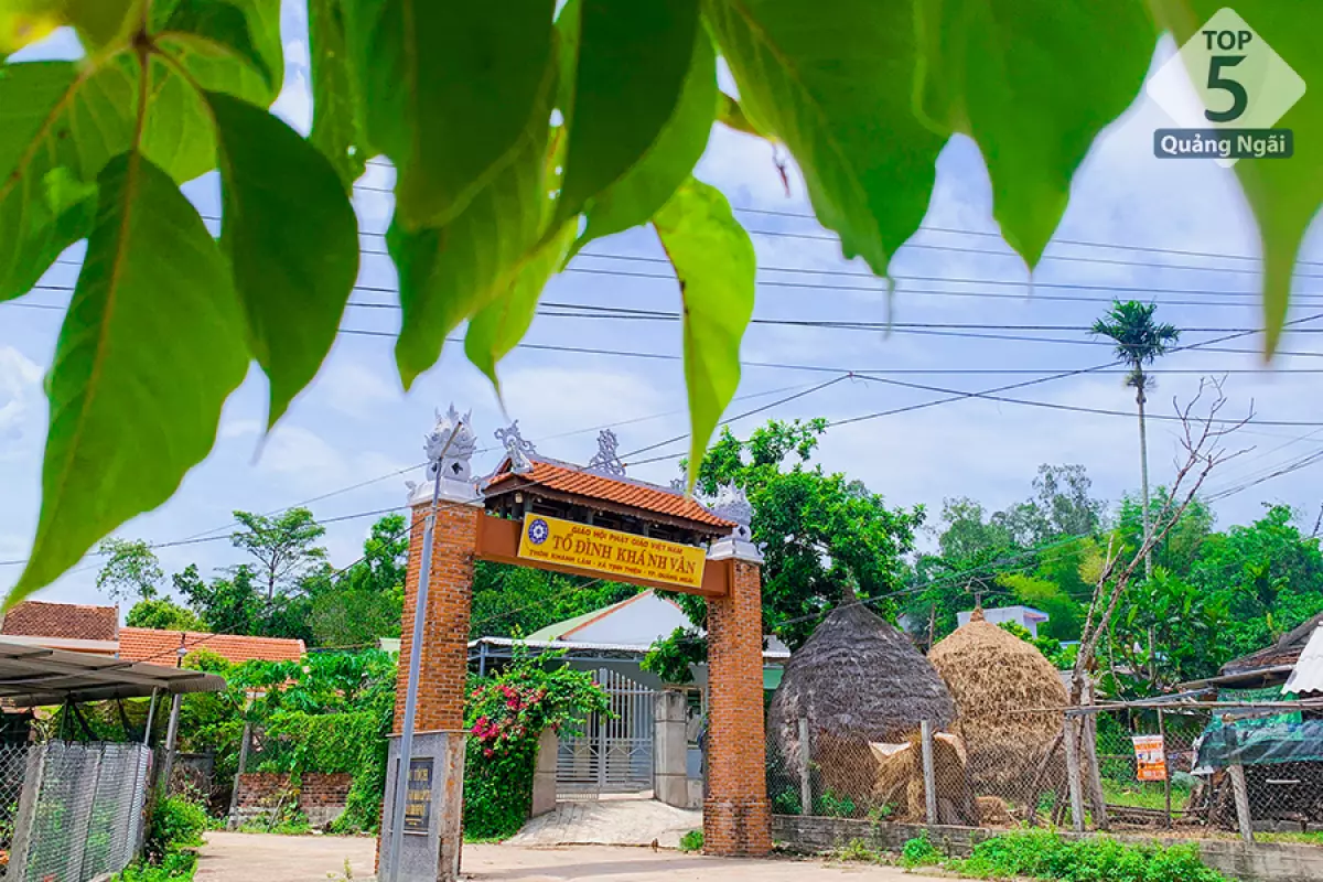 Cổng chùa Khánh Vân cùng bảng chứng nhận Di tích văn hóa lịch sử cấp tỉnh