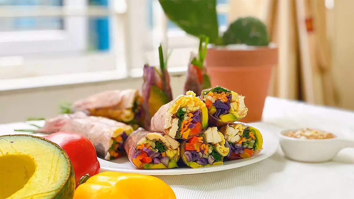 Bánh tráng gạo lức cuốn ức gà - Món ăn eat clean