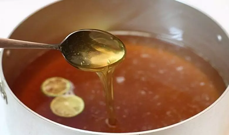 Cách nấu chè con ong: Nấu nước đường