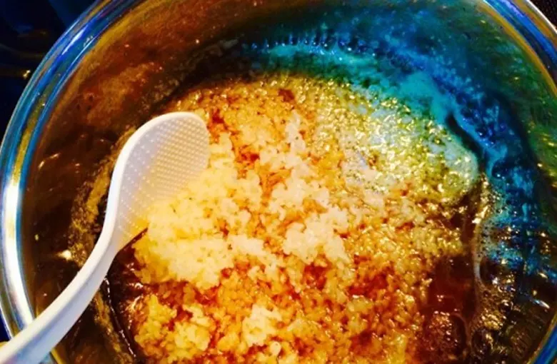 Cách nấu chè con ong: Trộn xôi với nước đường