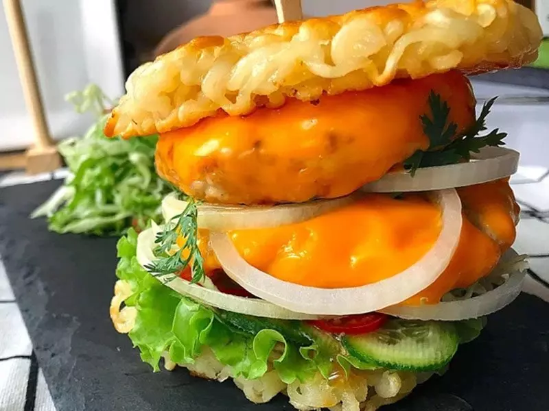 Các bước thực hiện món hamburger mì tôm