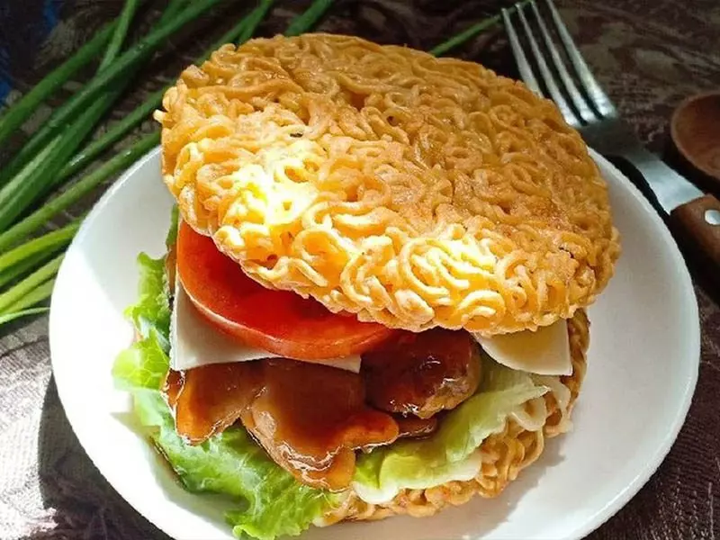 Các bước thực hiện món hamburger mì tôm