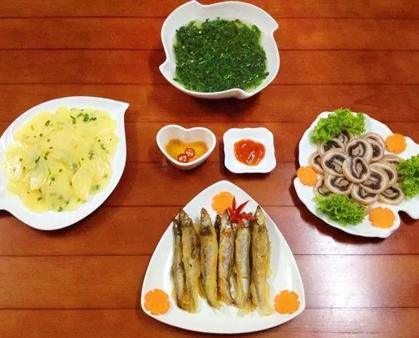 Mâm cơm với quá đủ món canh, mặn, rau, salad, hoa quả trái cây tráng miệng.