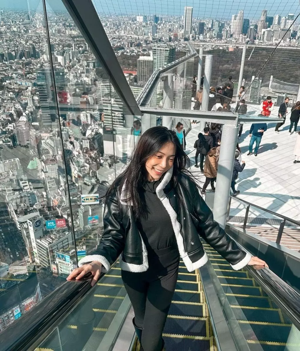 Chạm tay lên bầu trời ở Tháp Tokyo