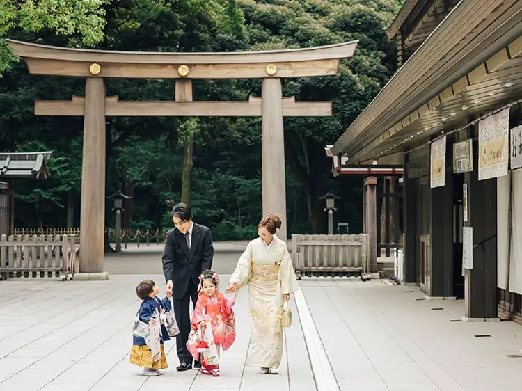 Du khách diện Kimono đến đền Meiji Jingu cầu bình an