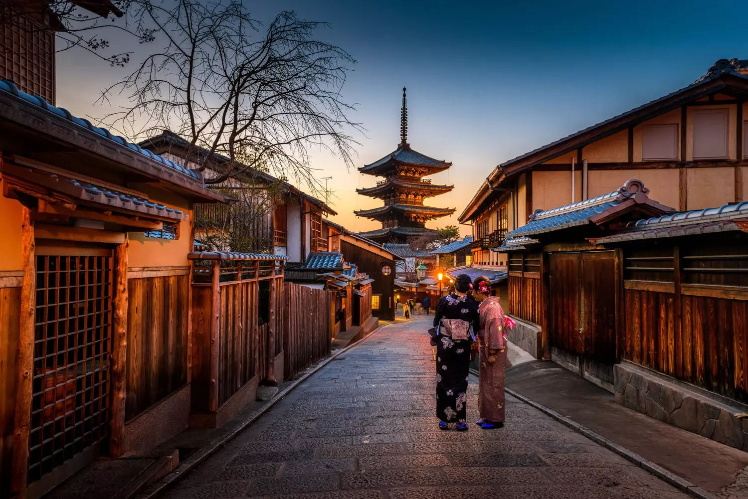 Cố đô Kyoto đẹp mơ màng trong ánh chiều tà