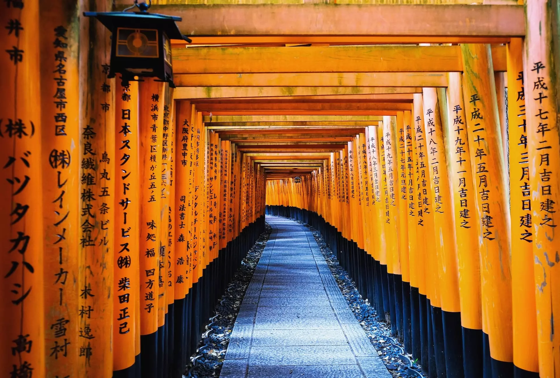 Hàng nghìn cổng đền xếp gần nhau tại đền Fushimi Inari