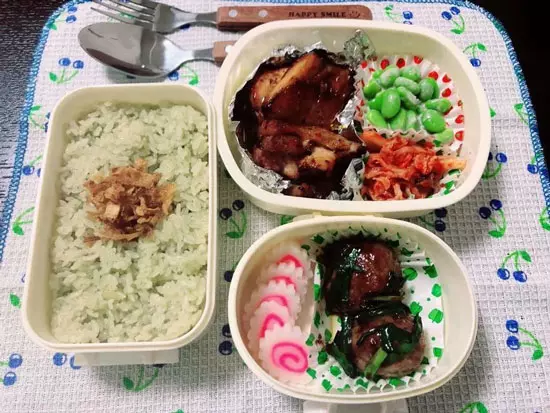 Nem cua bể, bắp cải xào, taco với thịt gà nướng tiêu và rau kale + arugula baby sốt mè, thịt nguội cuộn ngồng tỏi áp chảo sốt okonomiyaki, cơm lá dứa.