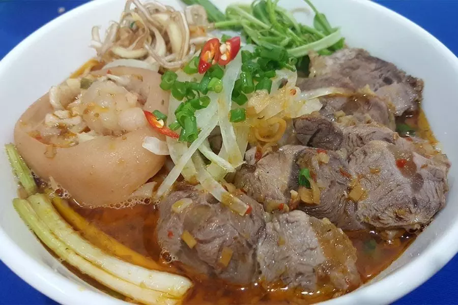 Bún bò giò heo là món ăn sáng, ăn tối được nhiều thực khách ưa chuộng