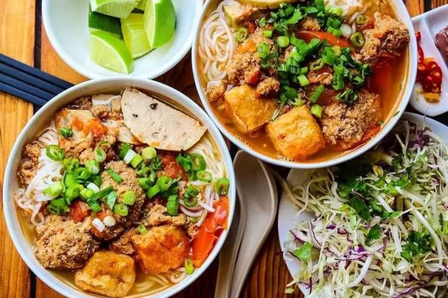 Bún riêu cua là món ăn phổ biến, có vị thanh nhẹ nhàng