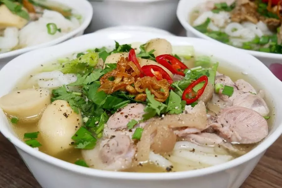 Bánh canh giò heo là sự kết hợp hài hòa giữa các nguyên liệu đơn giản