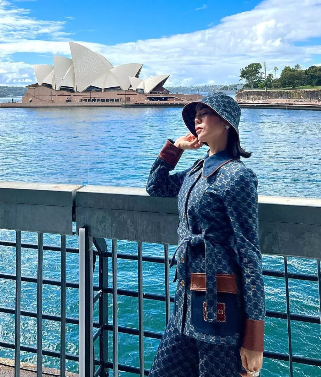 Ca sĩ Lễ Quyên check in cực ngầu bên nhà hát Opera Sydney