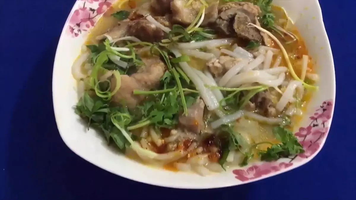 Xương heo nấu bánh canh