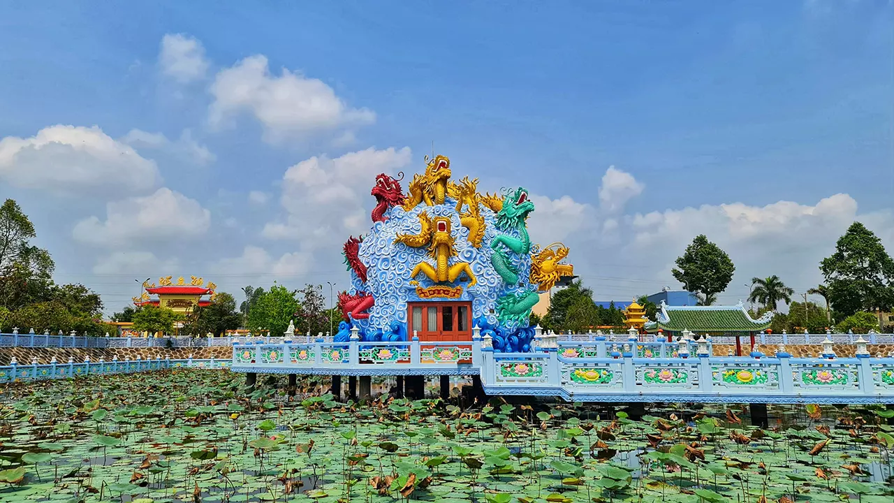 Hồ sen chùa Huỳnh Đạo rộng, mùa hè trổ hoa thơm ngát
