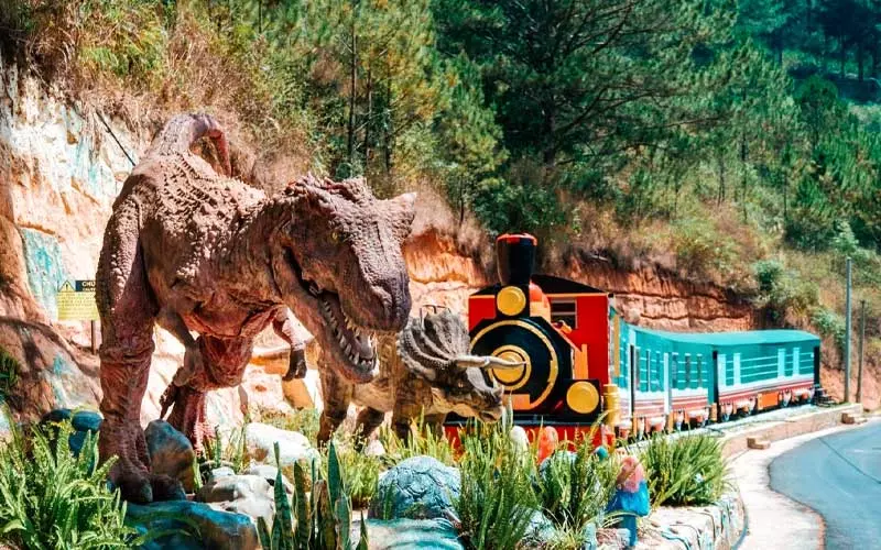 Khám phá công viên khủng long và tàu lửa