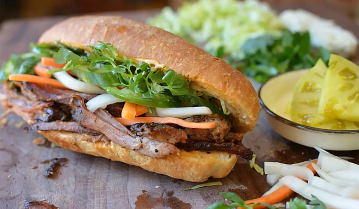 Bánh mì là đồ ăn khuya được nhiều người yêu thích đặc biệt là giới trẻ