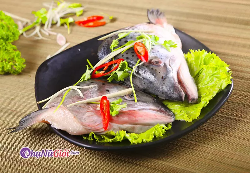 Sơ chế hành tím để nấu canh đầu cá dưa chua