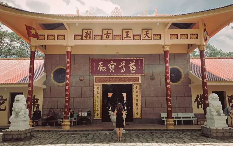 Chùa Tàu rất khác với những ngôi chùa khác ở Đà Lạt vì nơi đây mang hơi hướng Trung Quốc nhiều